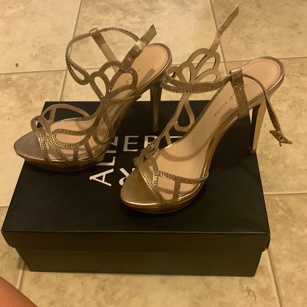 pelle moda hills size 8 , never worn